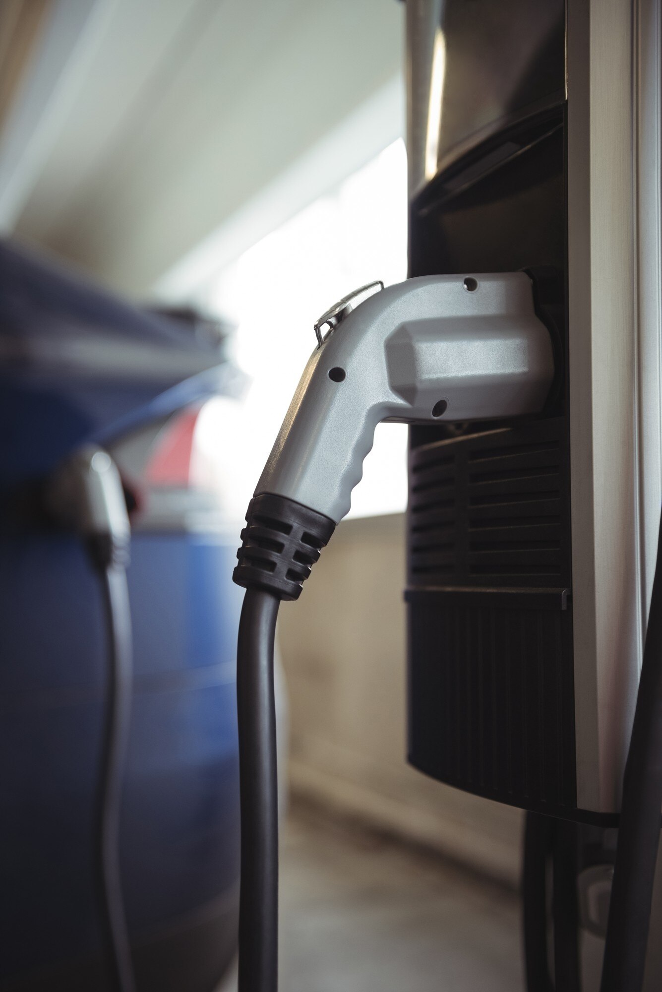 Sähköauto pikalatauksessa julkisella latausasemalla talvella.