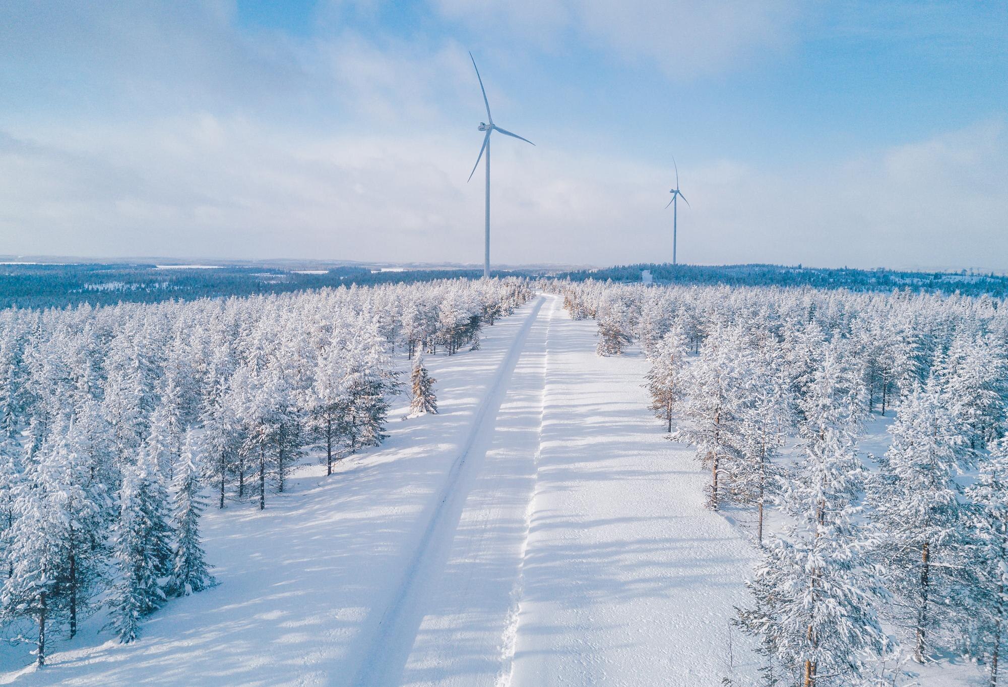 Lumiharjalla puhdistettava sähköauto Suomen talvessa