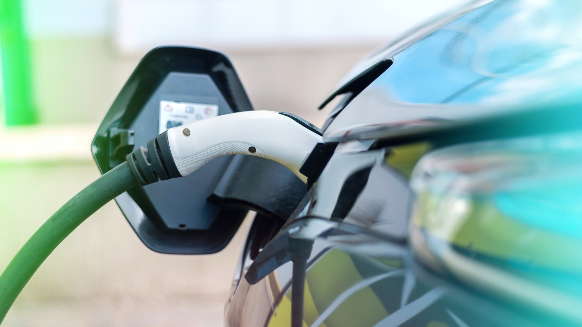 Sähköauto latauksessa kotipihassa