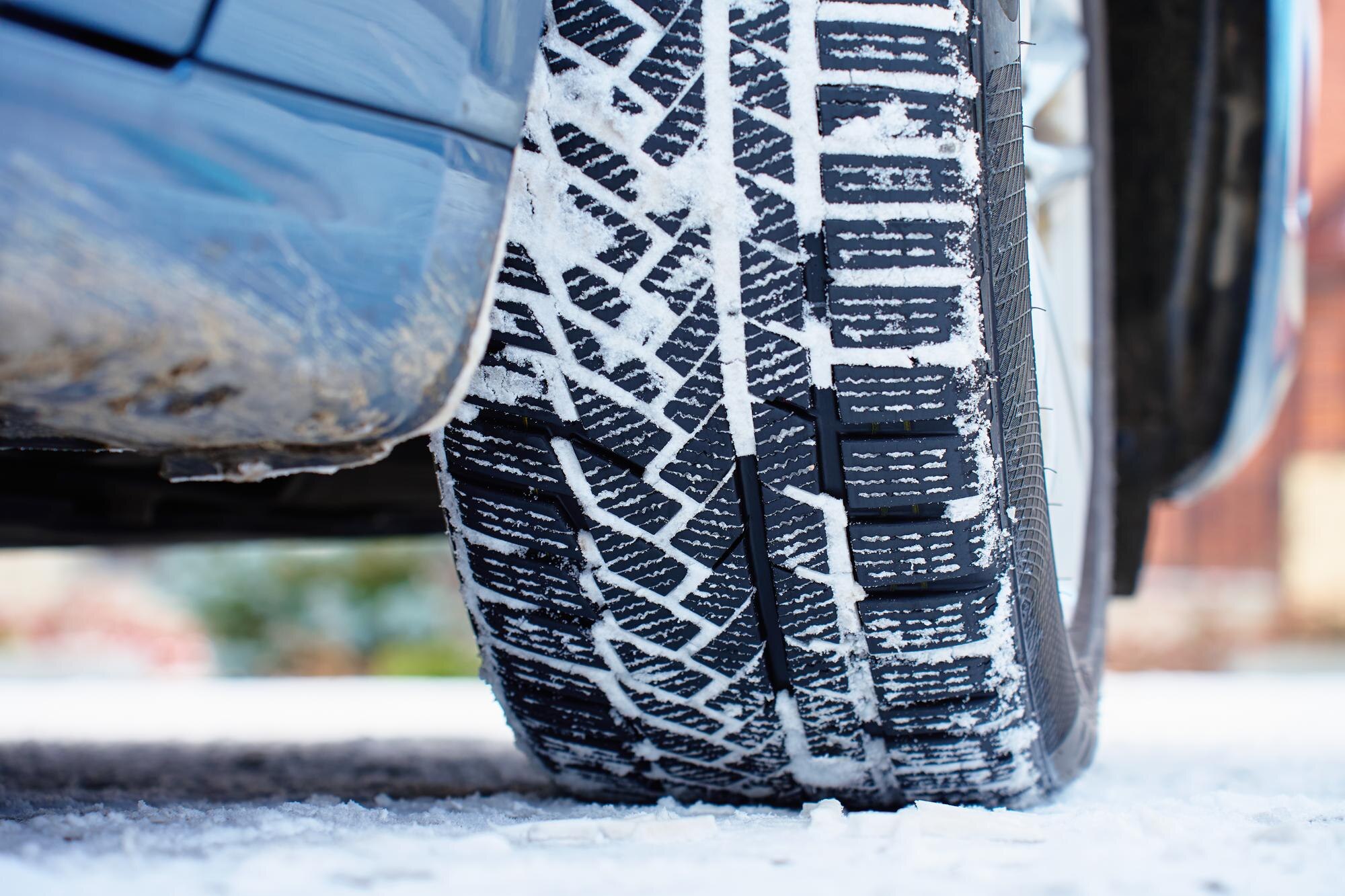 Lähikuva sähköautoon sopivan talvirenkaan kulutuspinnasta ja lamelleista.