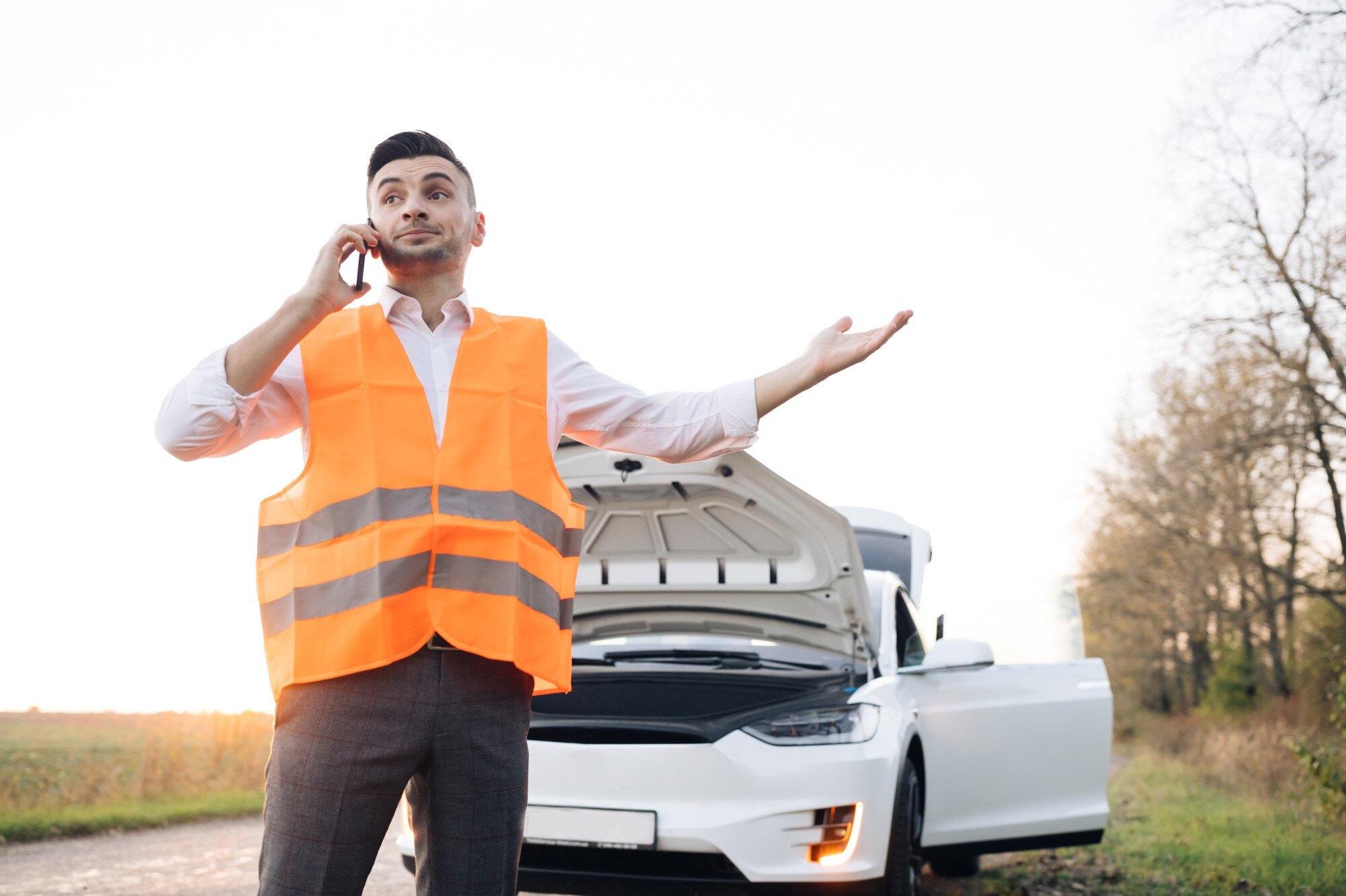 Sähköauto pysäköitynä turvallisesti tien sivuun vikailmoituksen jälkeen