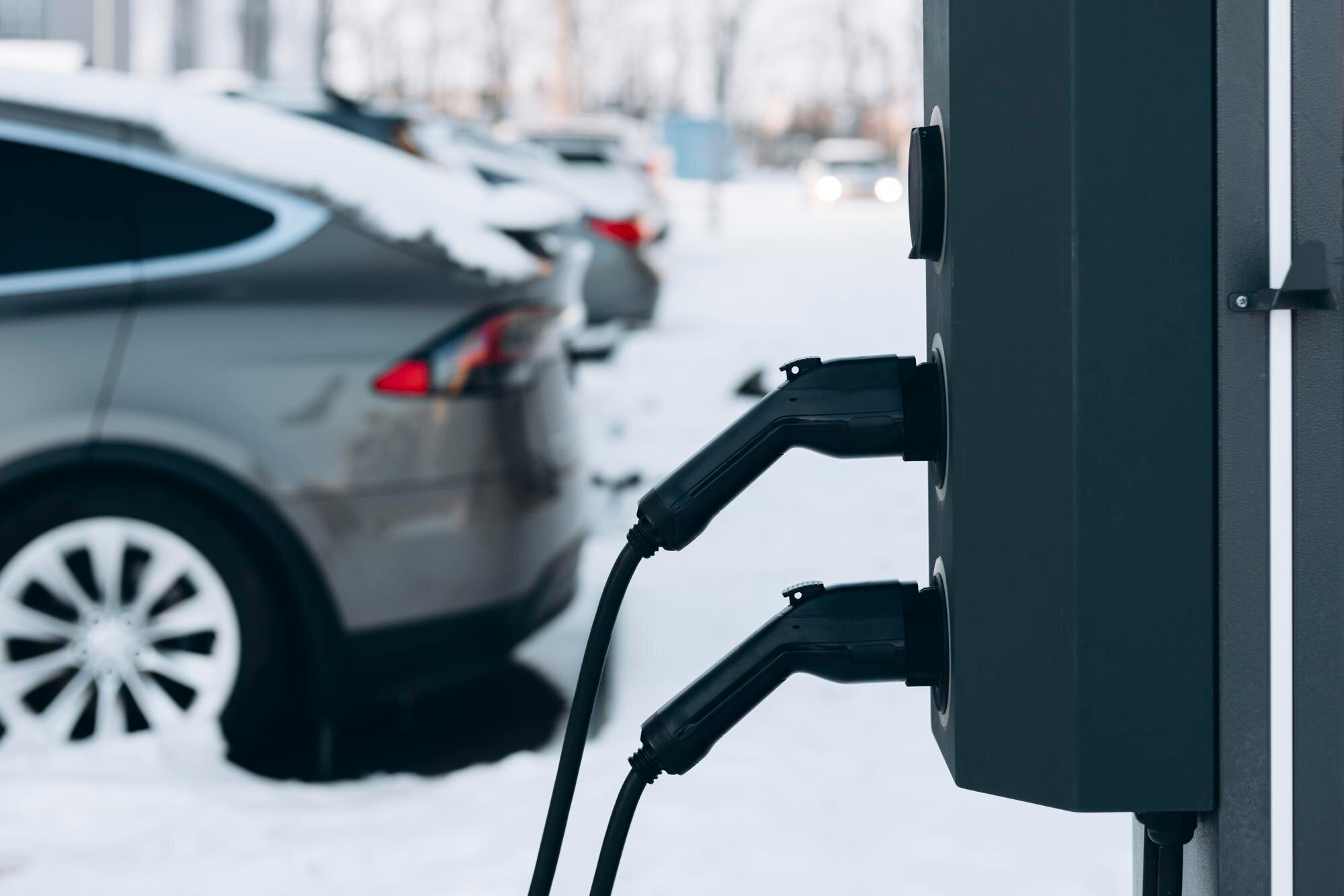 Sähköauto ajaa lumisella tiellä pakkassäässä